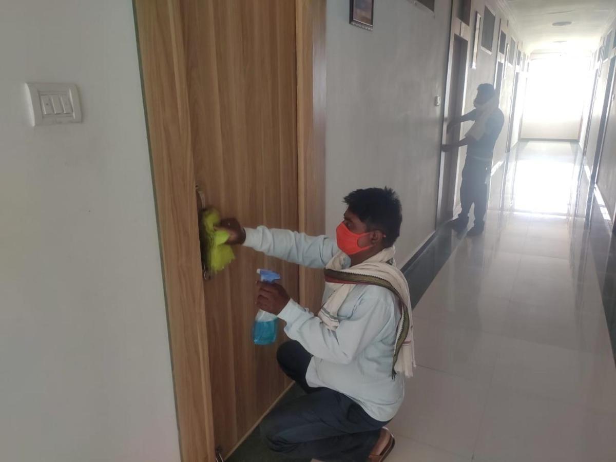 Hotel Parth Sitapur Muafi Kültér fotó